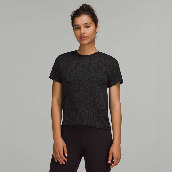 Women’s Lululemon “Train To Be” Cropped Short Sleeve Seamless Tee - Picture 1 of 7